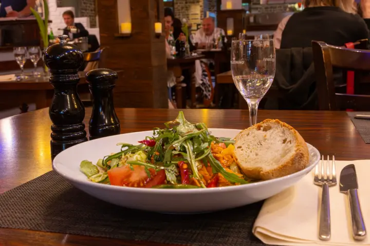 Bunter Salat mit Rucola und Brot