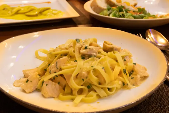 Teller mit hausgemachten Tagliatelle in heller Sauce