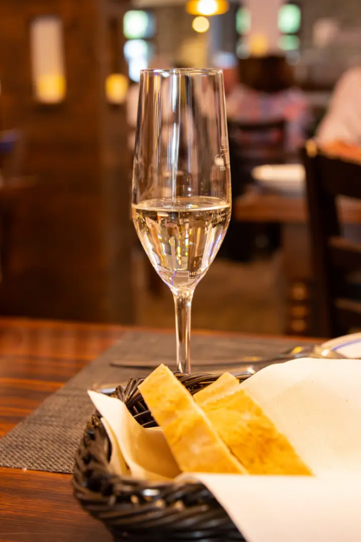 Glas Prosecco mit Grissini