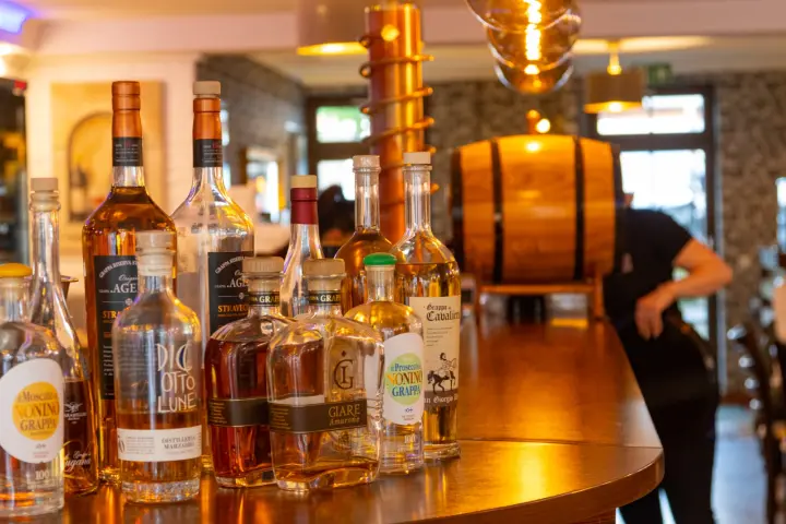 Flaschen auf der Bar